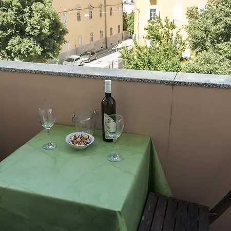 Apartman Laura דירה
